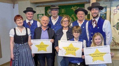 Im Rahmen einer Feierstunde überreichte der Trachtenverein und der Gewerbeverband die Rekord-Spendensumme von 2.648,21 Euro an die „Selbsthilfegruppe krebskranker Kinder Amberg-Sulzbach e.V.“. <br>Von links: Sylvia Summer, Gaston Lottner, Gewerbeverbandsvorsitzender Alfred Härtl, Franz Dolles, 1. Vorsitzende der Selbsthilfegruppe Petra Waldhauser, Alfred Naber, tatkräftig unterstützt von den Nachwuchstrachtlern Emil und Paula Dolles (vorne von links).<br> (Bild: Christian Summer)