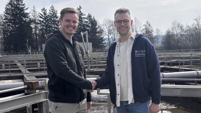 Benedikt Ertl (rechts), Abwassermeister bei den Stadtwerken Weiden, ist neuer Obmann der Kläranlagen-Nachbarschaft 310. Sein Vorgänger Johannes Zinnbauer wurde als Obmann verabschiedet, er stand seit 2020 an der Spitze der Nachbarschaft. (Bild: Stadtwerke Weiden)