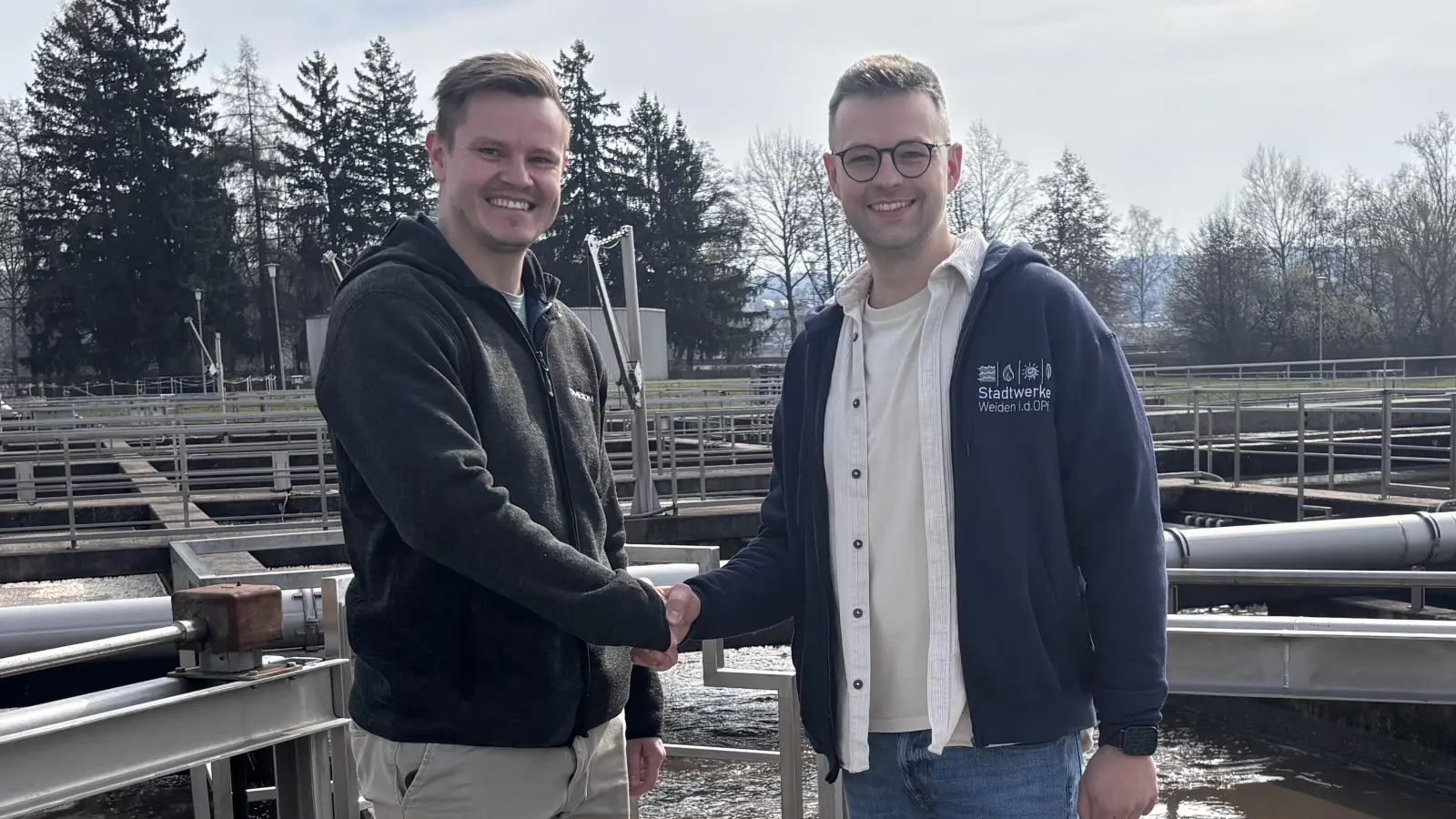 Benedikt Ertl (rechts), Abwassermeister bei den Stadtwerken Weiden, ist neuer Obmann der Kläranlagen-Nachbarschaft 310. Sein Vorgänger Johannes Zinnbauer wurde als Obmann verabschiedet, er stand seit 2020 an der Spitze der Nachbarschaft. (Bild: Stadtwerke Weiden)
