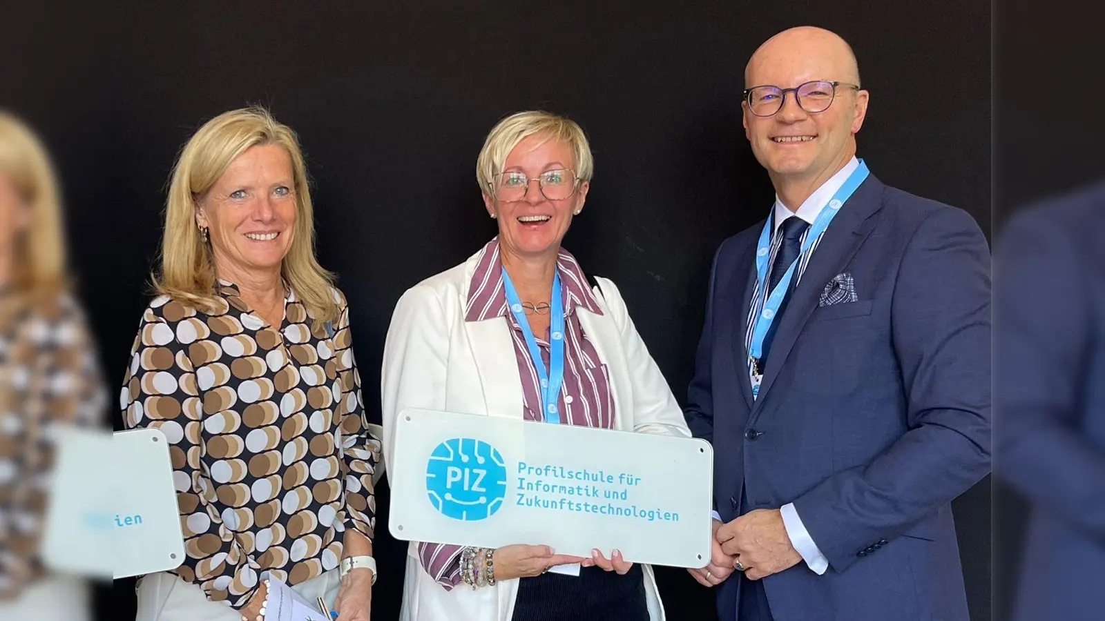 Mit Konrektorin Sabine Spindler und Schulleiterin Michaela Bergmann (von links) freut sich der Bereichsleiter Schulen an der Regierung der Oberpfalz, Thomas Unger, über die Auszeichnung der Grundschule Schnaittenbach. (Bild: Michael Eglmeier)