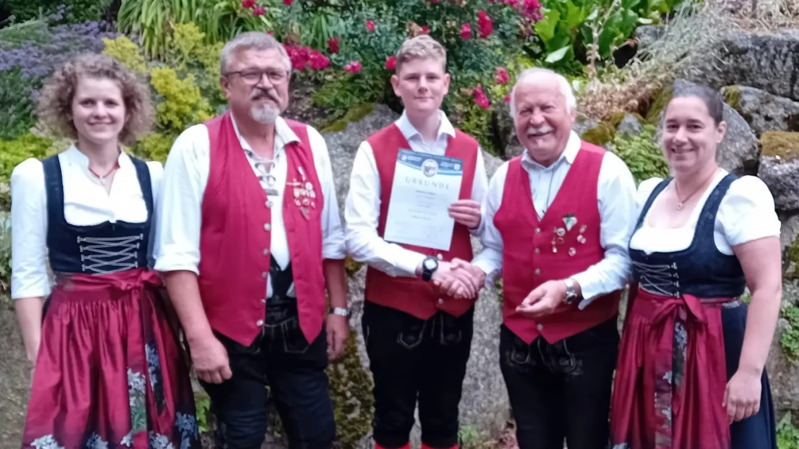 Franziska Schwamberger, Matthias Bogner, Robert Schricker und Lucia Windschiegl (von links) gratulieren Johannes Nacke zur bestandenen D1 Prüfung. (Bild: Stephanie Trisl)