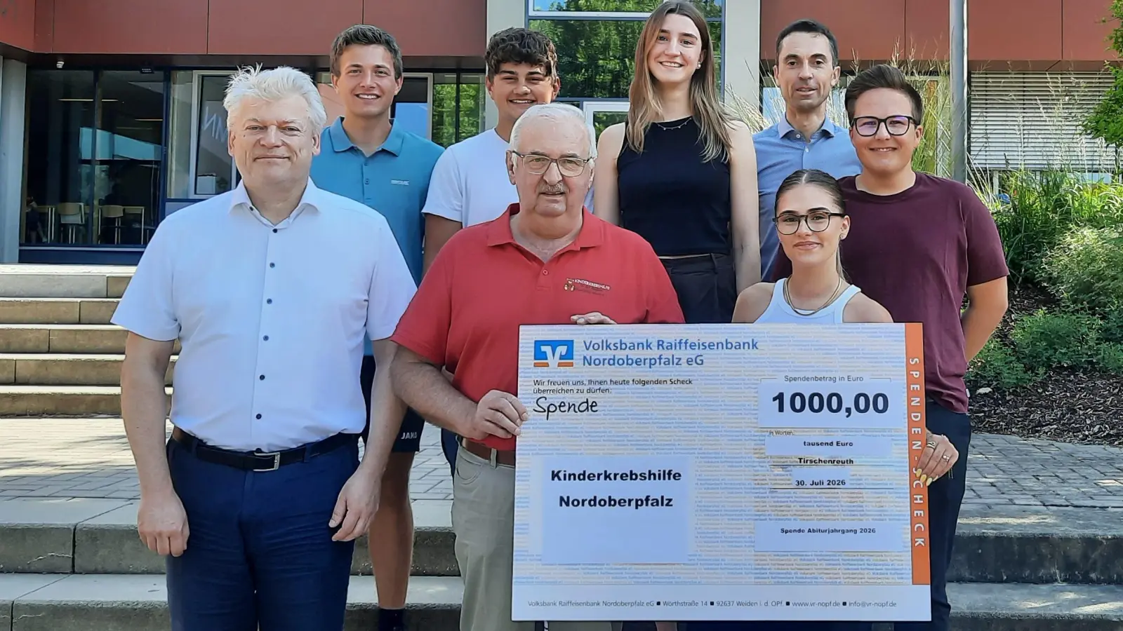 Personen (von links nach rechts): Schulleiter Matthias Weiser, Stefan Meister, Jonas Friedl, Herbert Putzer, Mona Koch, Hanna Fuchs, Studiendirektor Andreas Staufer, Leopold Tippmann (Bild: Michael Beugler)