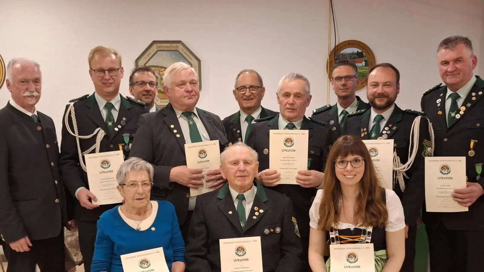 Die Schützengesellschaft D'Fensterbachtaler Pursruck ehrt langjährige Mitglieder (sitzend, von links): Roswitha Fehlner, Johann Heldmann und Michaela Schäffer; stehend (von links): OSB-Präsident Franz Brunner, Anton Heldmann, Herbert Heinrich, Günther Hirmer, Alfred Flierl, Theodor Schadl, Herbert Heldmann, Günther Rumpler und Schützenmeister Franz Fruth. (Bild: Petra Donhauser/exb)
