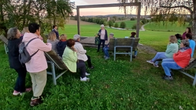 Das Landschaftskino am Strehberg war die letzte Station der gut besuchten Franziskuswanderung, zu der Frauenbund und Pfarrgemeinderat Moosbach anlässlich des 800. Todestages des hl. Franz von Assisi eingeladen hatten. (Bild: Udo Klösel)