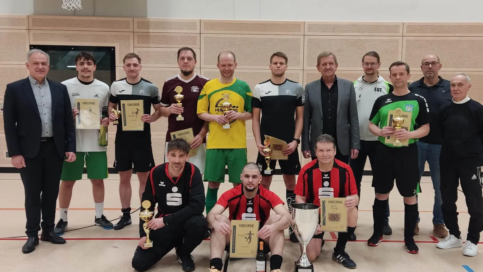 Siegerehrung des 42. Fußballturniers der Tirschenreuther Behörden (Bild: Theo Ernstberger)