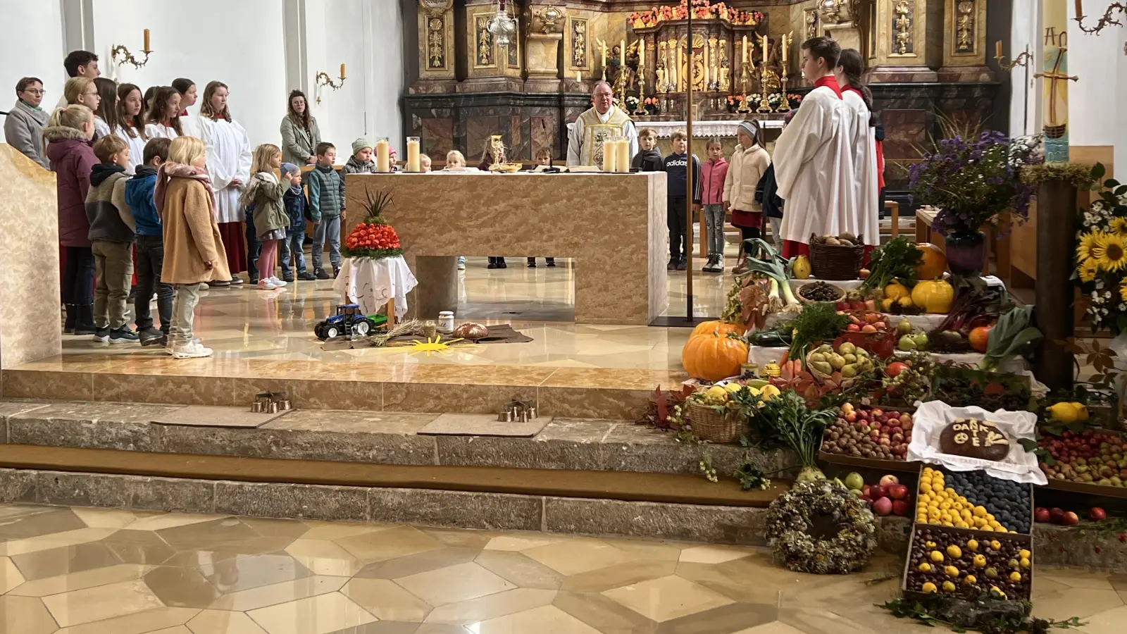 Das Familiengottesdienstteam gestaltete einen ansprechenden Erntedankgottesdienst. (Bild: Marianne Moosburger)
