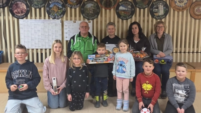 v.l.1.Schützenmeister Kraus Stefan, Knegten Kerstin für Fynn, Erl Anja, Konz Carolin und ein teil der Kinder. (Bild: Christina Schuller)