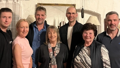 Benjamin und Martina Eibisch (von links), Thomas Purucker, Christa Christ, Ely Eibisch, Helene Eibisch, Matthias Vogl. (Bild: Arnold Koch/exb)