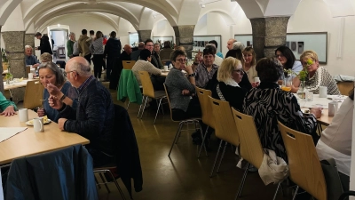 Im Gewölbesaal genossen die Besucher bei Kaffee, Kuchen und Cocktails einen gemütlichen Nachmittag in geselliger Runde. (Bild: Melanie Wenisch)