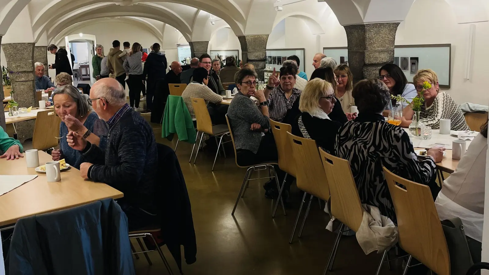 Im Gewölbesaal genossen die Besucher bei Kaffee, Kuchen und Cocktails einen gemütlichen Nachmittag in geselliger Runde. (Bild: Melanie Wenisch)