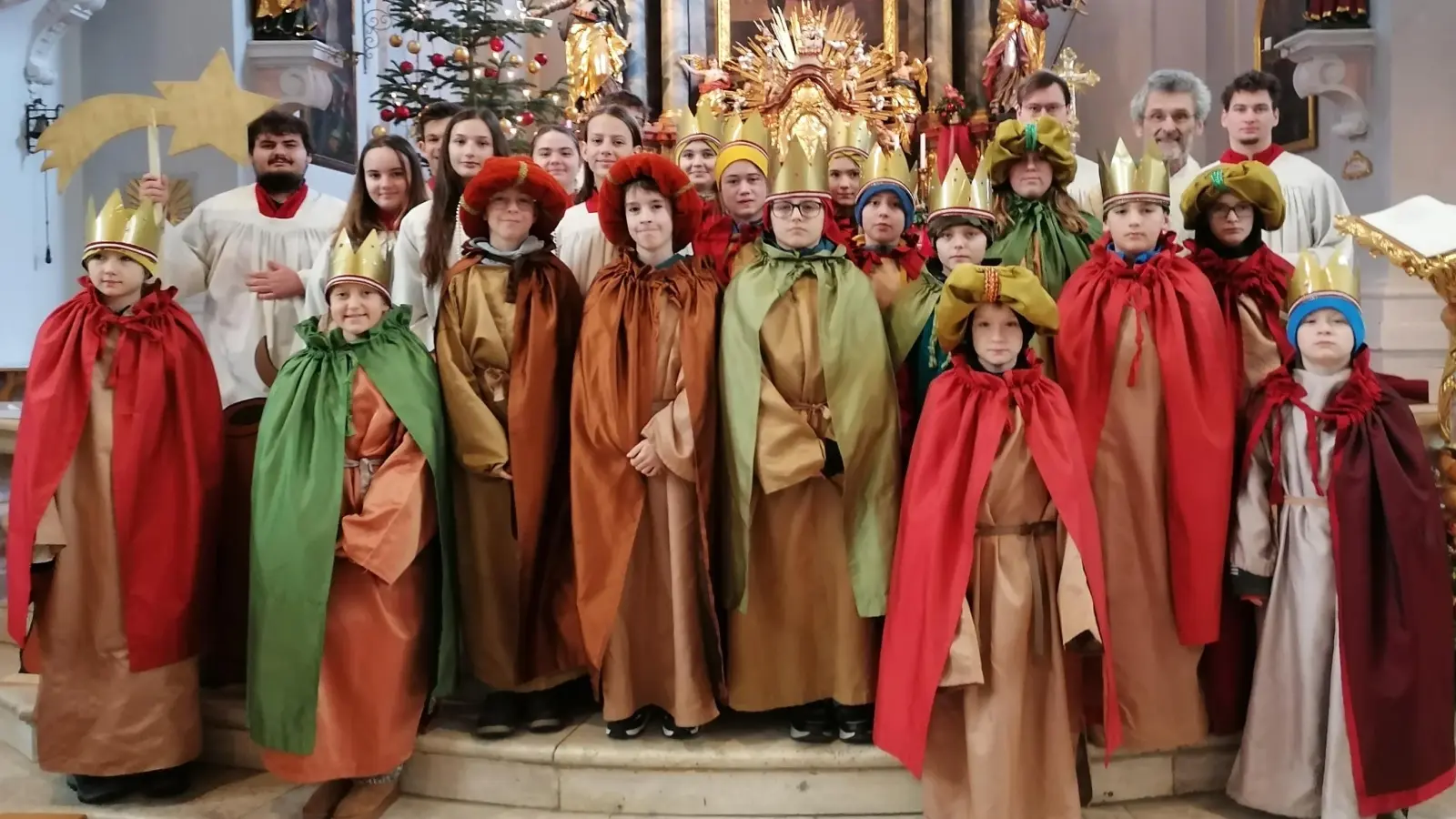 Gruppenbild der Sternsinger in der Stadtpfarrkirche St. Vitus. (Bild: Anita Hartmann)
