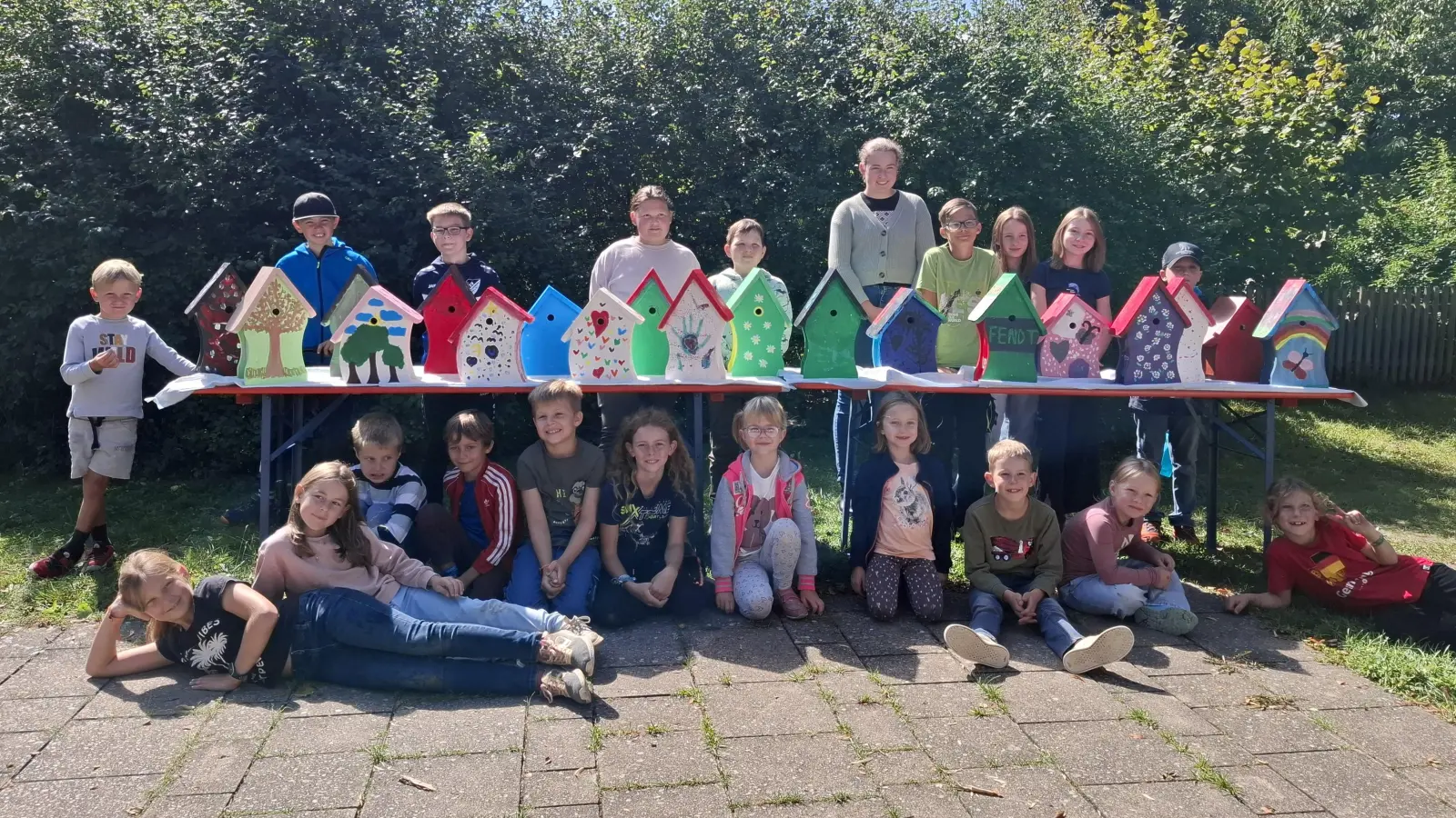 Viele bunte Vogelhäuschen entstanden beim Ferienprogramm des SV Etsdorf (Bild: Sandra Preitschaft)