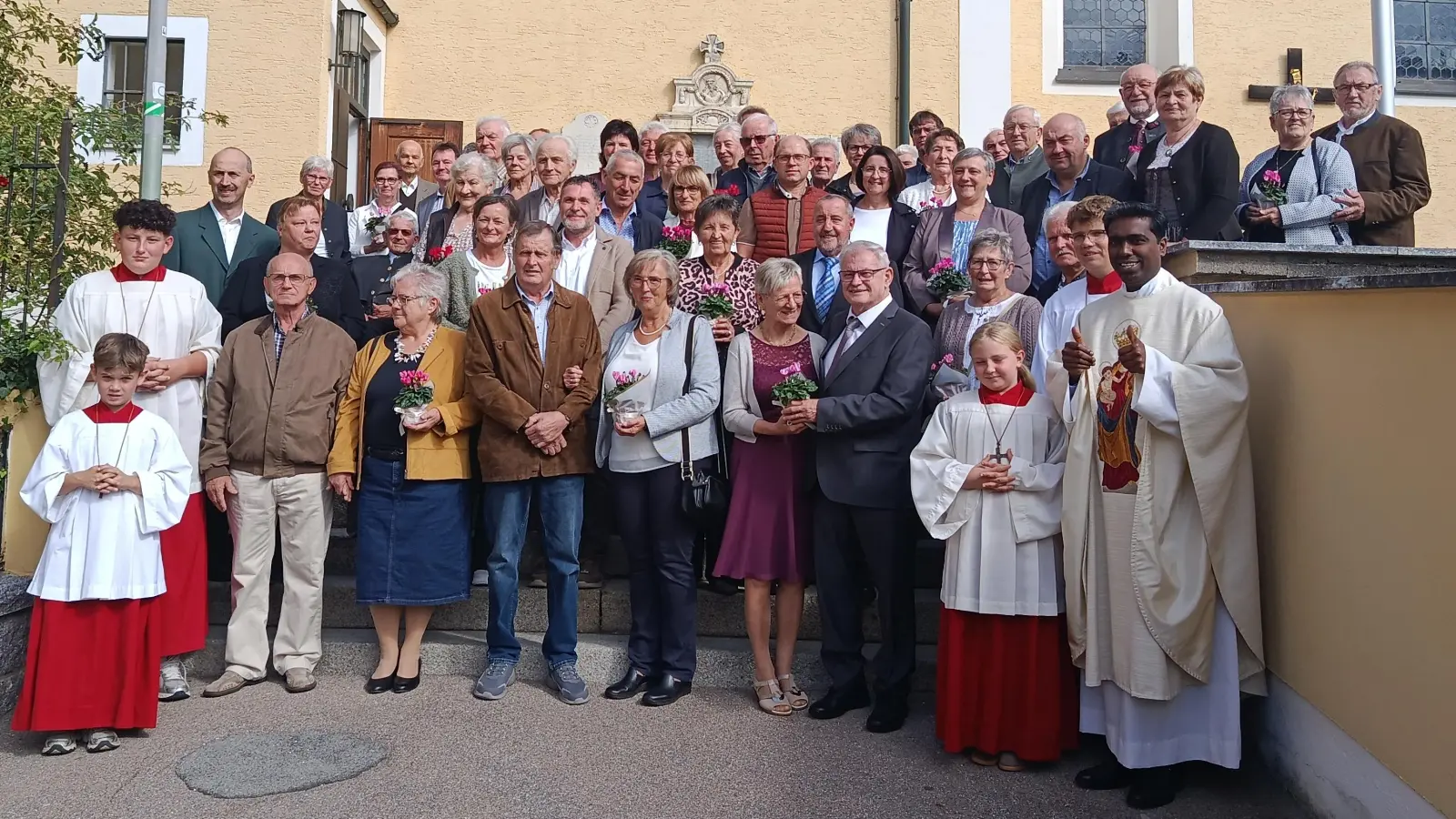 Zahlreiche Ehepaare waren gekommen um den Gottesdienst für die Ehejubilare mitzufeiern.<br> (Bild: Tanja Schlehuber)
