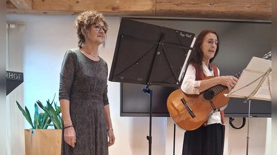 Der Sitzweilgsang, mit Monika Kunz ( rechts im Bild ) und Inge Härtl, beim Auftritt im Ratssaal des Informations- und Begegnungszentrums Schafferhof. (Bild: Kristin Sammet)