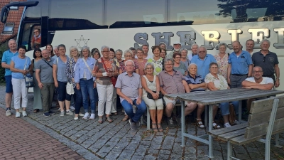 Teilnehmer einer erlebnisreichen Tagesfahrt des OGV Sigl kurz vor der Heimfahrt von Poppberg. (Bild: Angela Kredler)