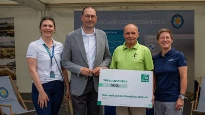 Christian Schmidt nimmt die Auszeichnung durch den Bayerischen Golfverband entgegen (Bild: Horst Jäger)