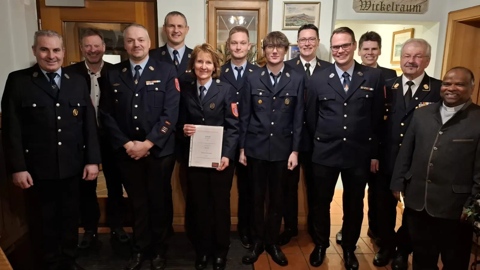 V. l. Vorsitzender Michael Schneider, Bürgermeister Alwin Märkl, 1. Kommandant Benjamin Weiß, federführender Kommandant der Gemeinde Peter Meßmann, die beförderten Mandy Göbl, Samuel Koller und Maximilian Birner sowie Kreisbrandinspektor Armin Daubenmerkl , 2. Kommandant Dennis Schubert, Kreisbrandmeister Dominik Ernst, Ehrenkreisbrandrat Fredi Weiß und Pfarrer Moses Gudapati. (Bild: Michael Weiß)