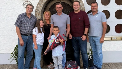 Über den Besuch der SPD-Stadträte Gerald Dagner (links), Uwe Bergmann (rechts) und Daniel Hutzler (Zweiter von rechts), freute sich die Familie Wismeth mit Erstklässler Paul, seiner Schwester Anna sowie Mama Nicole und Papa Peter. (Bild: Theresa Hutzler)