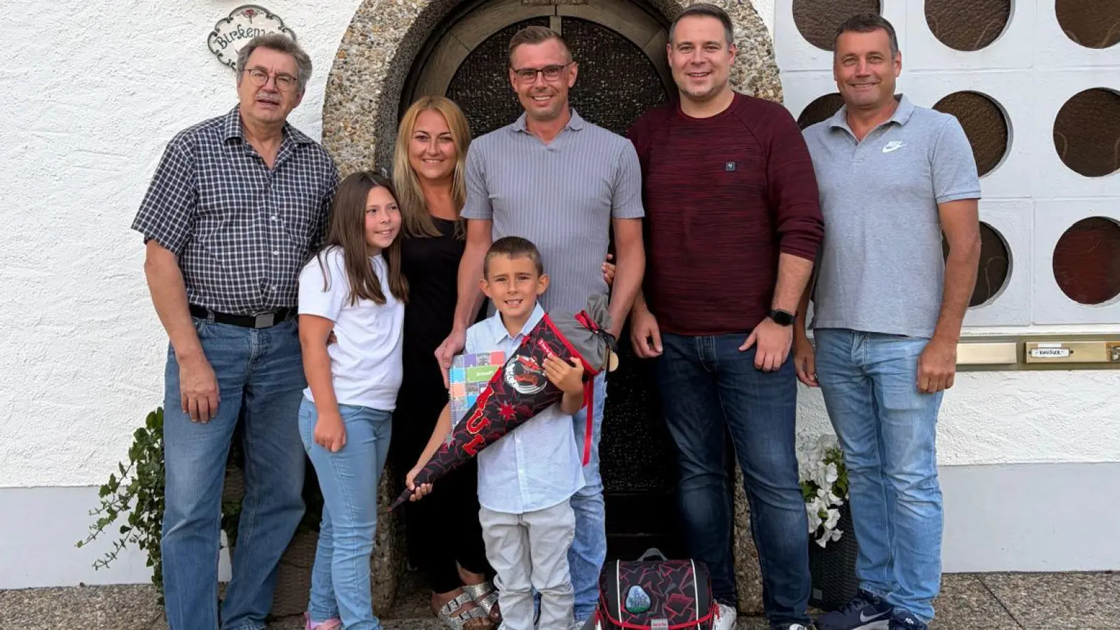 Über den Besuch der SPD-Stadträte Gerald Dagner (links), Uwe Bergmann (rechts) und Daniel Hutzler (Zweiter von rechts), freute sich die Familie Wismeth mit Erstklässler Paul, seiner Schwester Anna sowie Mama Nicole und Papa Peter. (Bild: Theresa Hutzler)