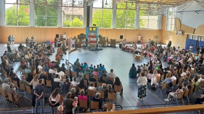 In der voll besetzten Josef-Graf-Halle hatten die Kinder ihren großen Auftritt. (Bild: Stefanie Daubenmerkl)