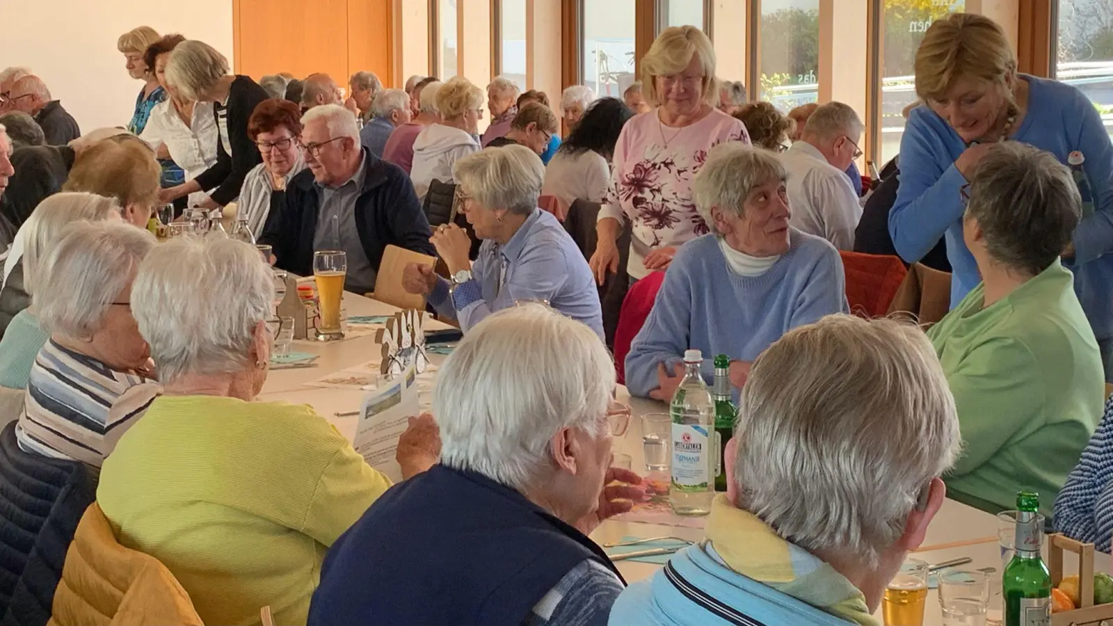 Seniorenbeauftragte Gabriele Beck (2. von rechts stehend) und vom Helferteam Stürzer Margot (rechts stehend) hatten alle Hände voll zu tun.  (Bild: Silvia Beck)