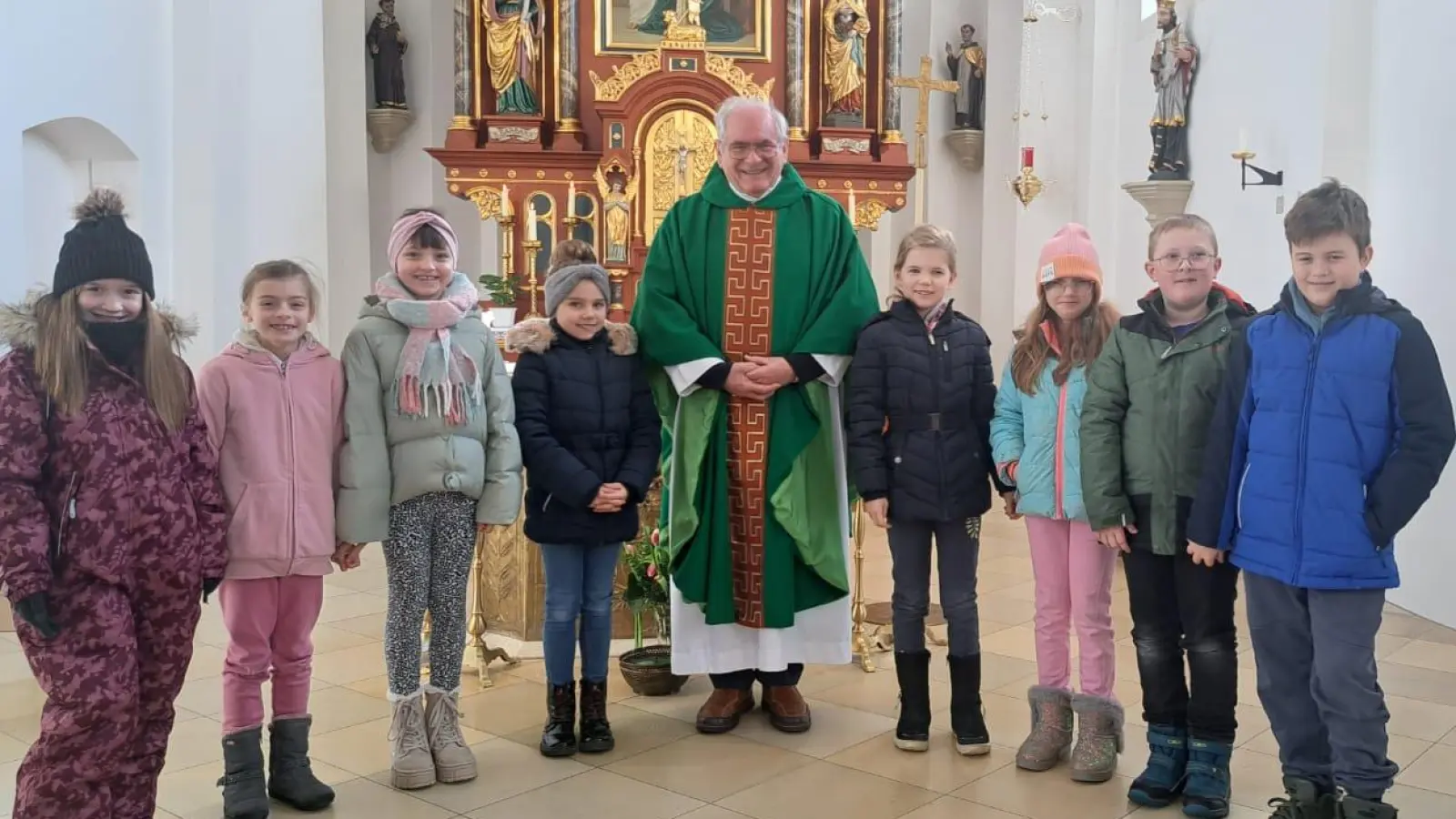 Pfarrer Gerhard Pausch mit den Kommunionkindern vor dem Volksaltar in der Pfarrkirche St. Margareta Leuchtenberg, beim Vorstellungsgottesdienst. (Bild: Maria Bodensteiner)