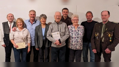 Die Geehrten v.l.n.r.: Georg Hausmann, Anita Himmelhuber, Hans-Jürgen Suttner, 3. Bürgermeisterin Hildegard Geismann, Franz Ebert, Hans Reif, Ulrike Czoik, Mario Stubenvoll und 1. Gauschützenmeister Werner Wendl.  (Bild: Erwin Himmelhuber )