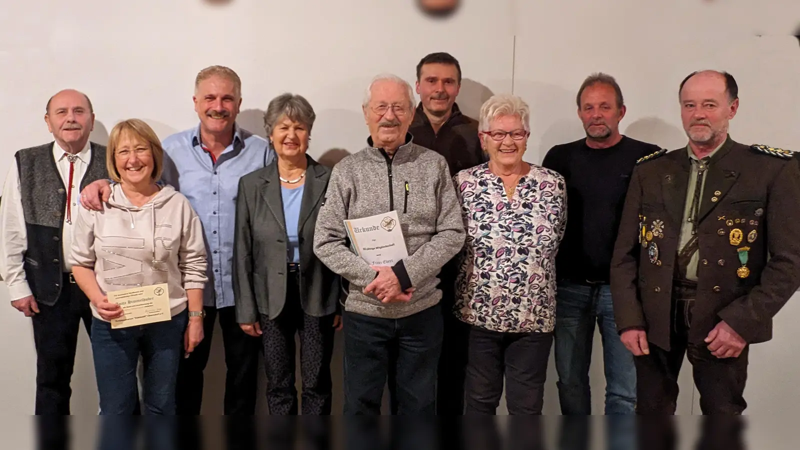 Die Geehrten v.l.n.r.: Georg Hausmann, Anita Himmelhuber, Hans-Jürgen Suttner, 3. Bürgermeisterin Hildegard Geismann, Franz Ebert, Hans Reif, Ulrike Czoik, Mario Stubenvoll und 1. Gauschützenmeister Werner Wendl.  (Bild: Erwin Himmelhuber )