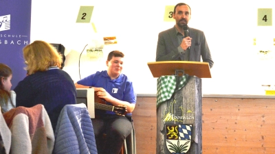 Bürgermeister Armin Bulenda begrüßte die Besucher und Ehrengäste beim Beisammensein im Gasthaus Bock in Heumaden.  (Bild: Peter Garreiss)