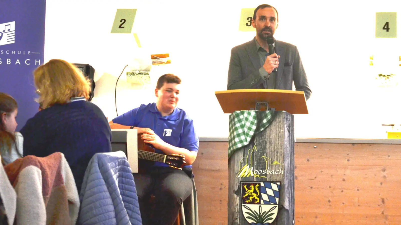 Bürgermeister Armin Bulenda begrüßte die Besucher und Ehrengäste beim Beisammensein im Gasthaus Bock in Heumaden.  (Bild: Peter Garreiss)