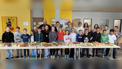 Gesundes Pausenfrühstück mit der Klasse 4b. (Bild: Sabine Graser)