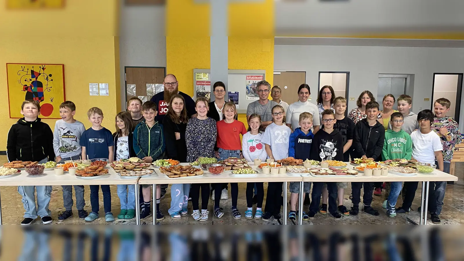 Gesundes Pausenfrühstück mit der Klasse 4b. (Bild: Sabine Graser)
