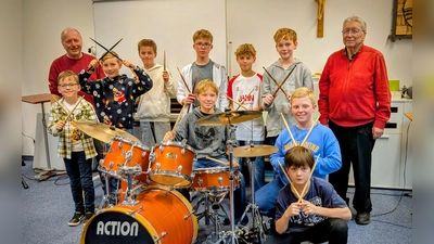 Das richtige Versmaß haben die Schüler von Musikpädagogen und Naturfilmer Thomas Stock (links) beim Schülervorspiel im Multifunktionsraum der Neustädter Musikschule. (Bild: Karl Wildenauer)