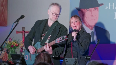 Kerstin und Uwe Birnstein begeisterten in der Pauluskirche mit ihrer Interpretation des Werkes von Leonard Cohen. (Bild: Rolf Linke)