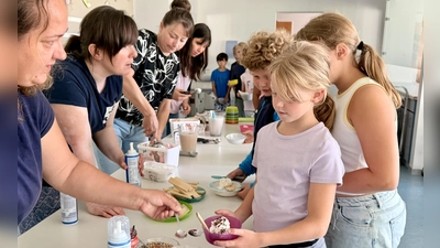 Eisausgabe des Elternbeirates an die Grundschülerinnen und Grundschüler. (Bild: Alexander Köstler)