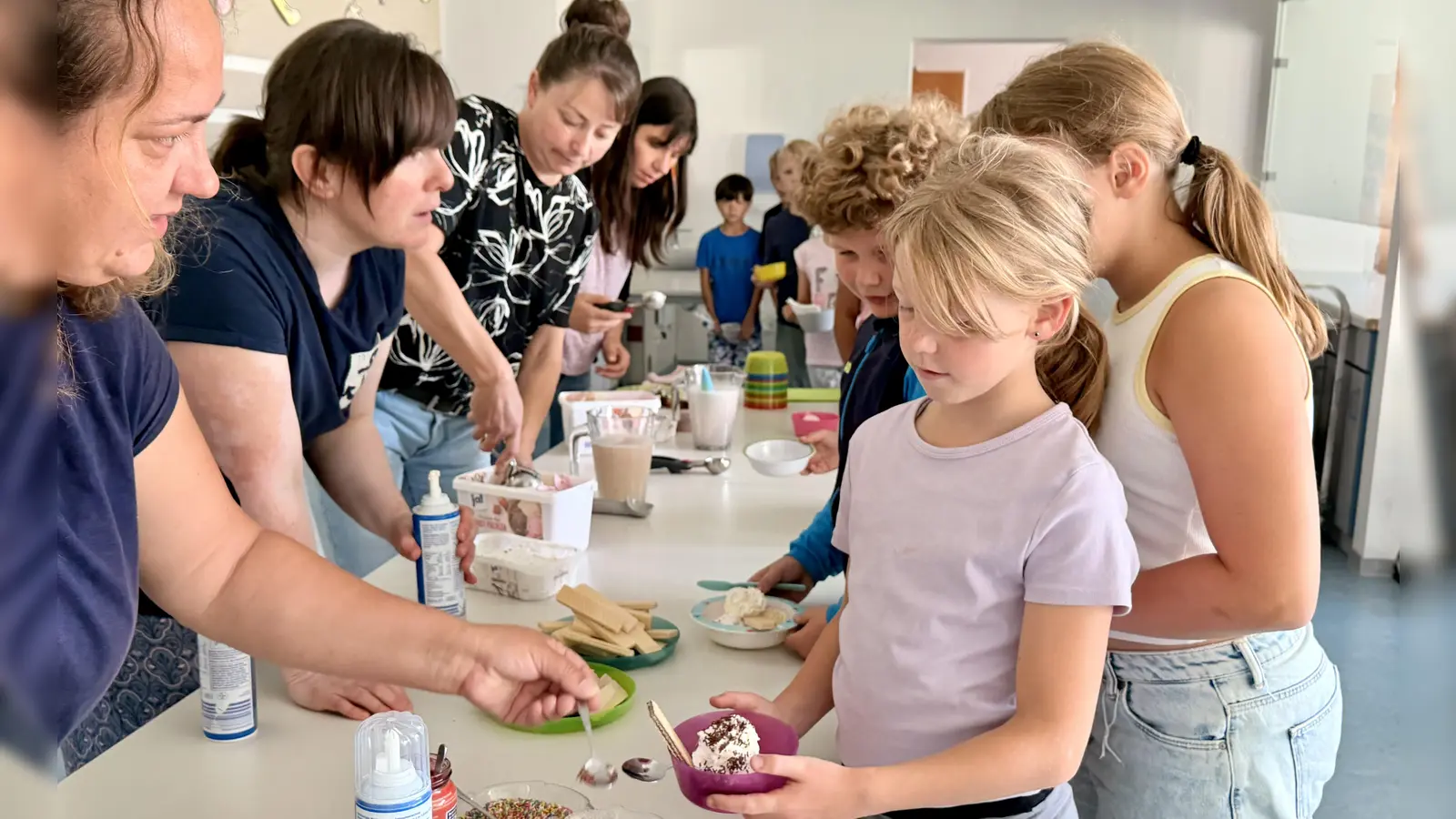 Eisausgabe des Elternbeirates an die Grundschülerinnen und Grundschüler. (Bild: Alexander Köstler)