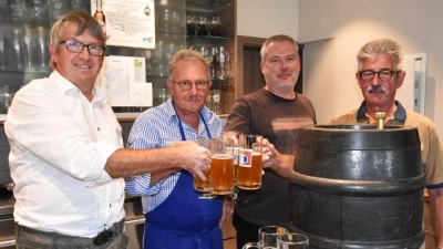 Die vier Ausschankkellner (von links); Richard Koller, Albert König, Clemens Lindner und Andreas Geitner stoßen, mit Illschwanger Hopfenbier, auf ein gelungenes Fest an. (Bild: Norbert Weis)