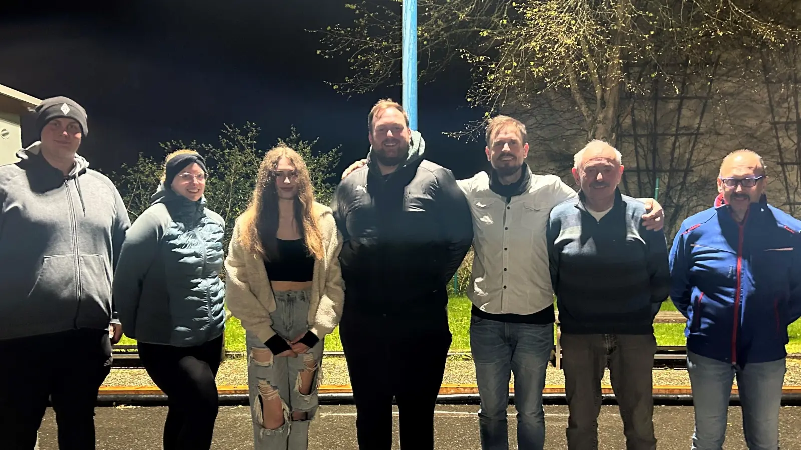 Die erfolgreichen Teilnehmer der Vereinsmeisterschaft des EC Konnersreuth zusammen mit Vorsitzendem Florian Härtl (links). (Bild: Holger Schmidt/exb)