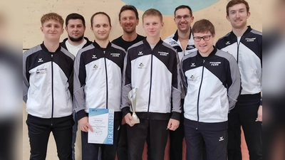 Bild v.l.: Krapf David, Serling Patrick (Kampfrichter), Kunz Markus, Serfling Horst (Trainer), Serfling Jonas, Hör Florian (Trainer), Schlicht Benni, Birkner Lukas. (Bild: Udo Kneidl)