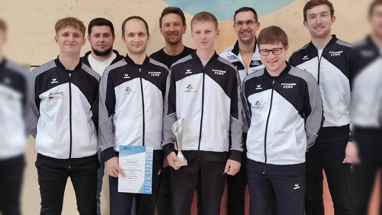 Bild v.l.: Krapf David, Serling Patrick (Kampfrichter), Kunz Markus, Serfling Horst (Trainer), Serfling Jonas, Hör Florian (Trainer), Schlicht Benni, Birkner Lukas. (Bild: Udo Kneidl)