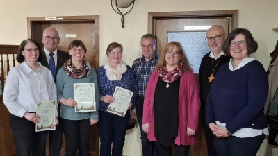 Foto von rechts Diözesanvorsitzende Maria Reitinger, Kreis-Landvolkpfarrer Anton Witt, 1. Vorsitzende der KLB Wernersreuth Brigitte Meyer, Walter und Susi Böhm, Gertrud Spachtholz, 1. Bürgermeister Klaus Meyer und Petra Fröhlich. (Bild: Brigitte Meyer)