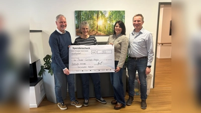 Foto v.l.n.r.: Bürgermeister Georg Hoffmann, Monika Hauck (Gemeindebibliothek), Melitta Windl (Tourismusbüro Bodenwöhr), Pflegedienstleiter Manfred Seitz. (Bild: Wolfgang Wack)