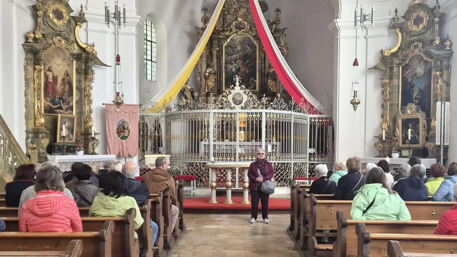 Teilnehmer in der Annabergkirche mit Cornelia Platz als Kirchenführerin. (Bild: Walter Heldrich (walter@heldrich.info))
