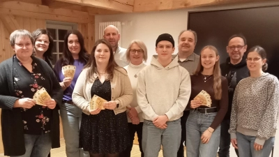 Bei der Spendenübergabe der Freien Wähler mit auf dem Bild v.l. Marietta Hofmann (Eltern-Kind-Gruppe), Corina Burger (Elternbeirat Kita), Barbara Rieß (Elternbeirat Grundschule), Sarah Haberkorn (Elternbeirat Kita), Markus Konrad, Bürgermeisterkandidatin Andrea Schwägerl, Moritz Schwan (JUK), Stefan Siller, 2. Bürgermeister, Sofia Schiedeck, (JUK), Richard Schiedeck und Christina Fellner. (Bild: Max Bindl)