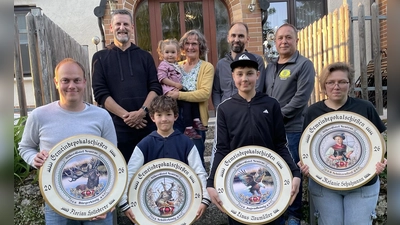die neuen Bürgerkönige mit Bürgermeister Roman Berr (von links hinten), seiner Stellvertreterin Lydia Zahner und 2. und 1. Schützenmeister Michael Loos und Hans Roth (Bild: Pauline Regler)