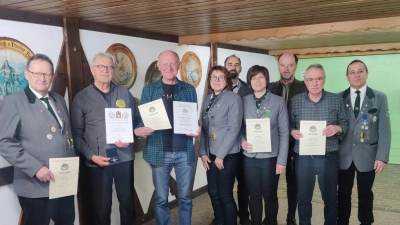 Die Geehrten mit Schützenmeister Hans Roth (rechts) und Gauschützenmeister Werner Wendl (3. von rechts) (Bild: Pauline Regler)