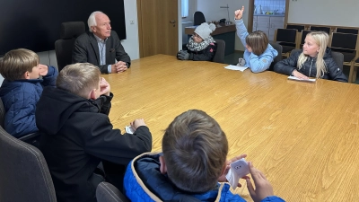 Klasse 4a im Sitzungssaal der Gemeinde Neusorg (Bild: Sophia Schatke)