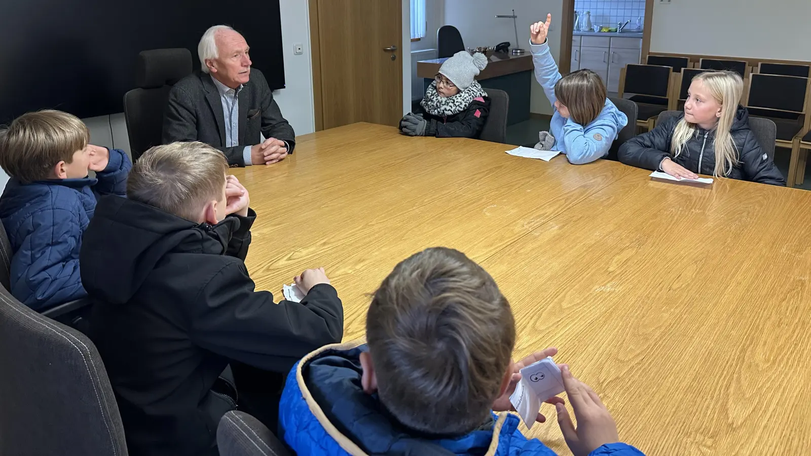 Klasse 4a im Sitzungssaal der Gemeinde Neusorg (Bild: Sophia Schatke)