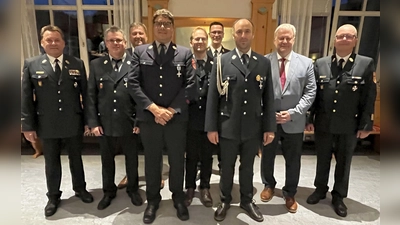 Feuerwehrleuten ist es zu verdanken, dass Katastrophen wie dem Hochwasser in Kastl zügig Einhalt geboten werden kann. Landrat Richard Reisinger (2.v.r.) und KBR Christof Strobl (rechts) nach der Urkundenverleihung mit Bürgermeister Stefan Braun (3.v.l). (Bild: Martina Beierl)