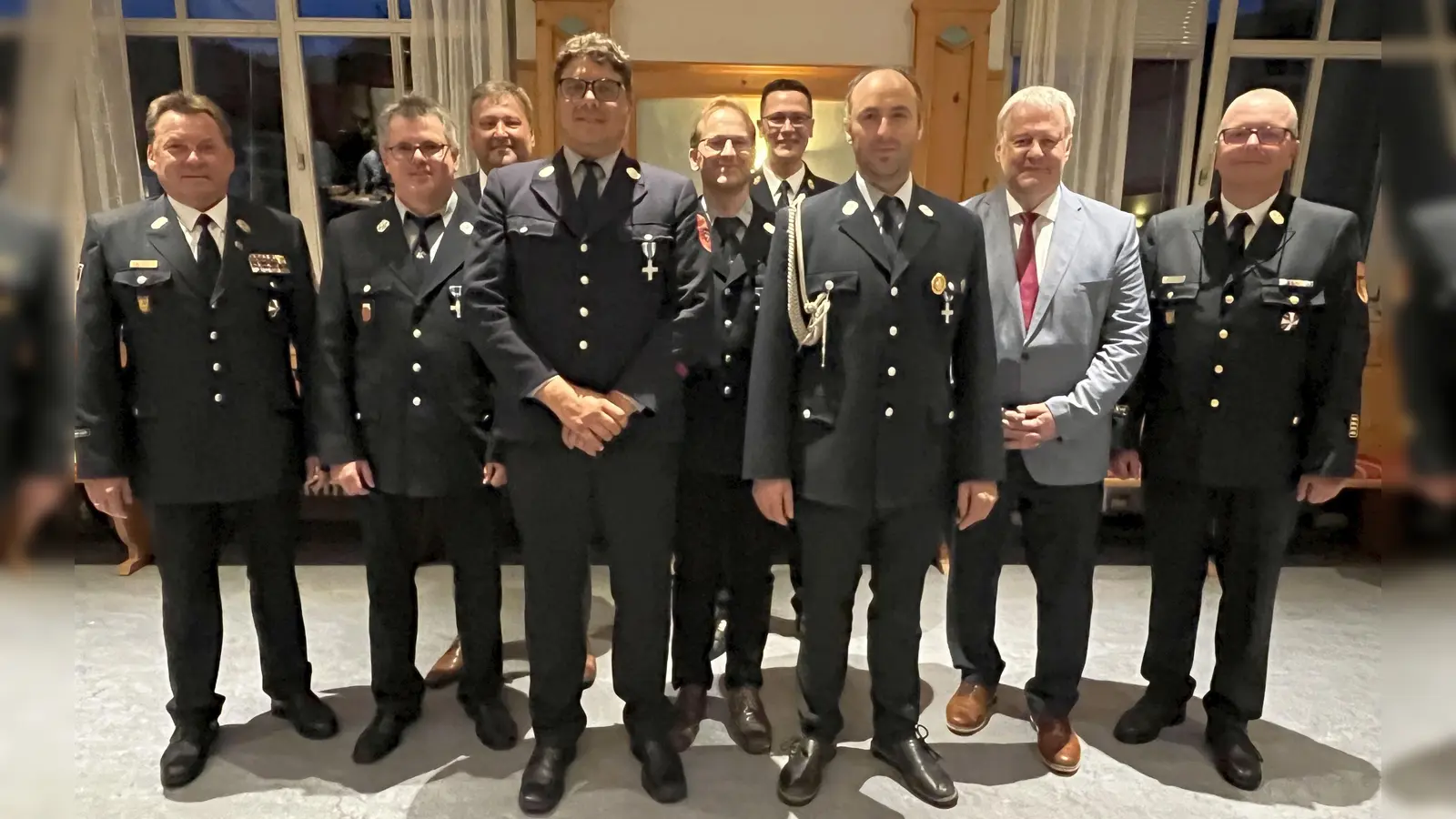 Feuerwehrleuten ist es zu verdanken, dass Katastrophen wie dem Hochwasser in Kastl zügig Einhalt geboten werden kann. Landrat Richard Reisinger (2.v.r.) und KBR Christof Strobl (rechts) nach der Urkundenverleihung mit Bürgermeister Stefan Braun (3.v.l). (Bild: Martina Beierl)